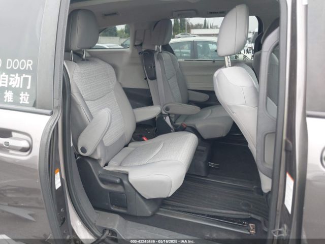 5TDKRKEC1NS099302 Toyota SIENNA LE