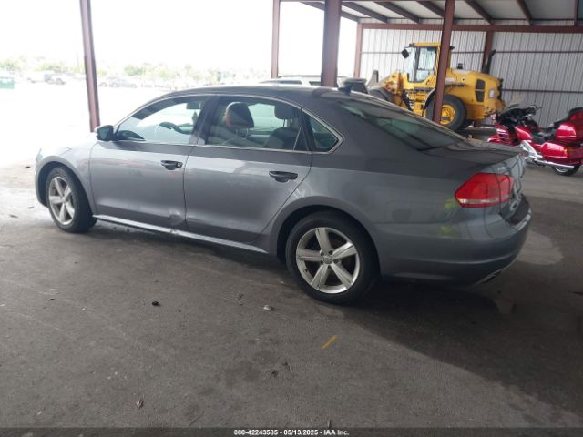 1VWBT7A31FC019565 Volkswagen Passat 1.8t Se