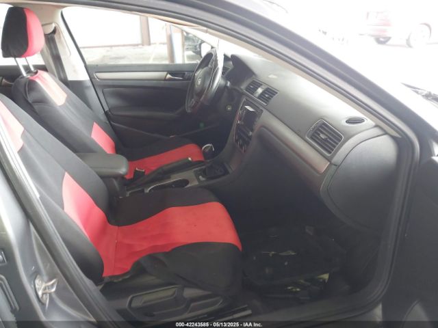 1VWBT7A31FC019565 Volkswagen Passat 1.8t Se