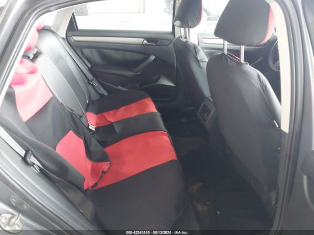 1VWBT7A31FC019565 Volkswagen Passat 1.8t Se