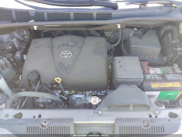 5TDKZ3DC9HS770713 Toyota Sienna Le 8 Passenger