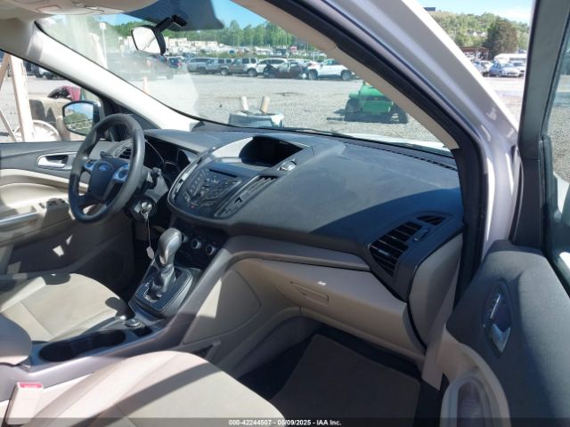 1FMCU9GX9GUA76601 Ford ESCAPE SE