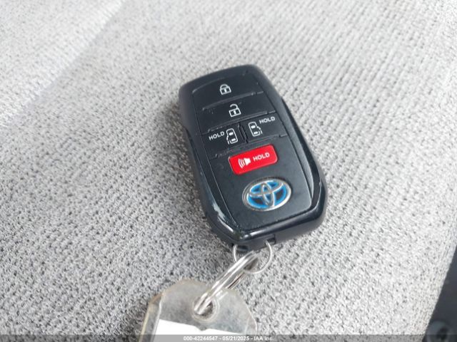 5TDKRKEC6PS157035 Toyota SIENNA LE