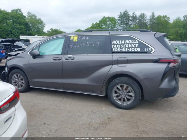 5TDKRKEC6PS157035 Toyota SIENNA LE