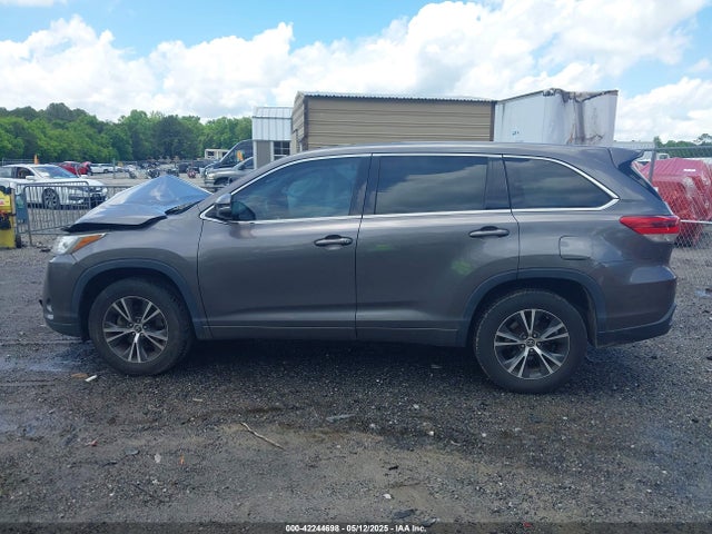 5TDZZRFH9HS220258 Toyota Highlander Le