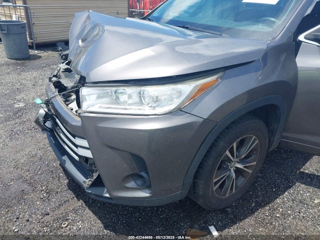 5TDZZRFH9HS220258 Toyota Highlander Le