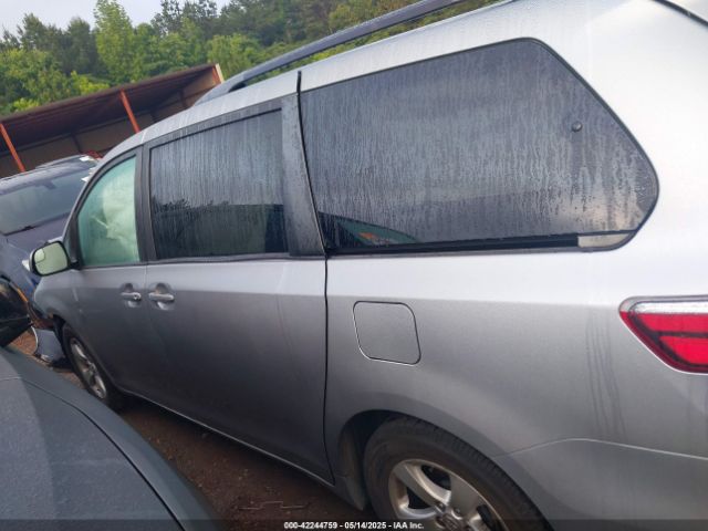 5TDKZ3DC1HS771595 Toyota Sienna Le 8 Passenger