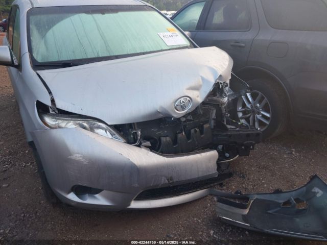 5TDKZ3DC1HS771595 Toyota Sienna Le 8 Passenger