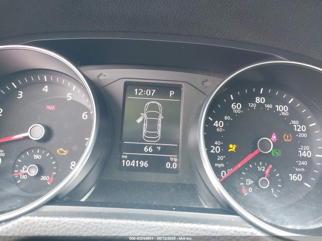 1VWAT7A31GC046374 Volkswagen 2016