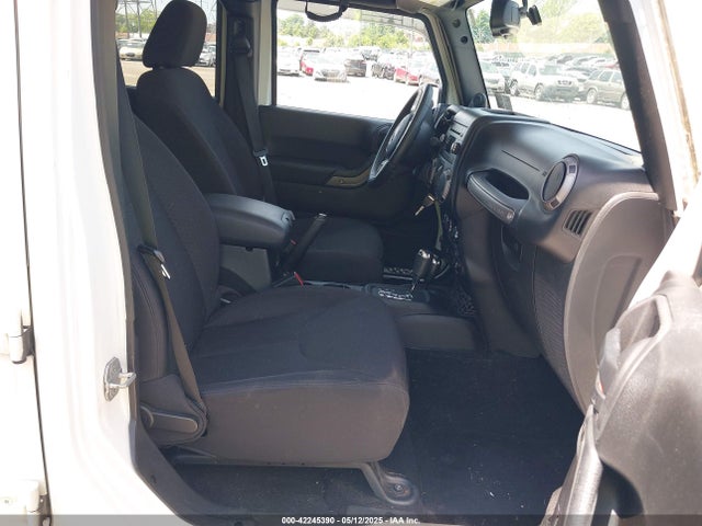 1C4BJWDG6EL115627 Jeep Wrangler Unlimited Sport