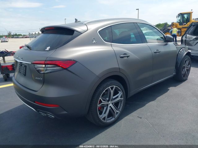 2021 MASERATI LEVANTE ZN661YULXMX372645 Photo 3