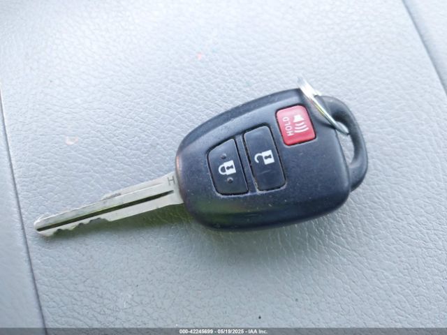 5TDZARFH8JS033994 Toyota Highlander Le