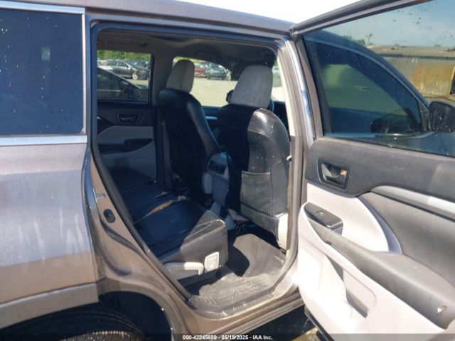 5TDZARFH8JS033994 Toyota Highlander Le
