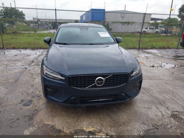7JRL12FL8RG295491 Volvo S60 B5 Plus Dark Theme