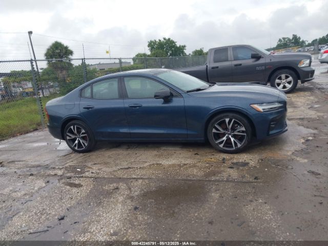 7JRL12FL8RG295491 Volvo S60 B5 Plus Dark Theme