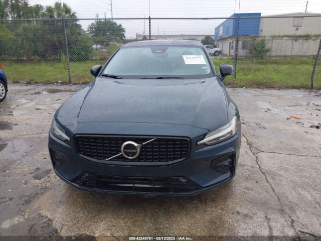 7JRL12FL8RG295491 Volvo S60 B5 Plus Dark Theme