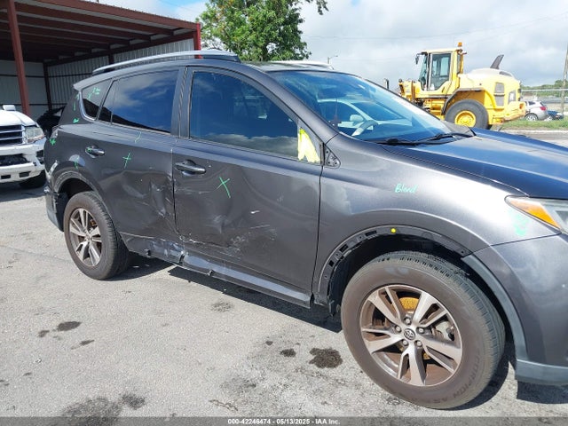JTMWFREV0HJ120453 Toyota Rav4 Xle