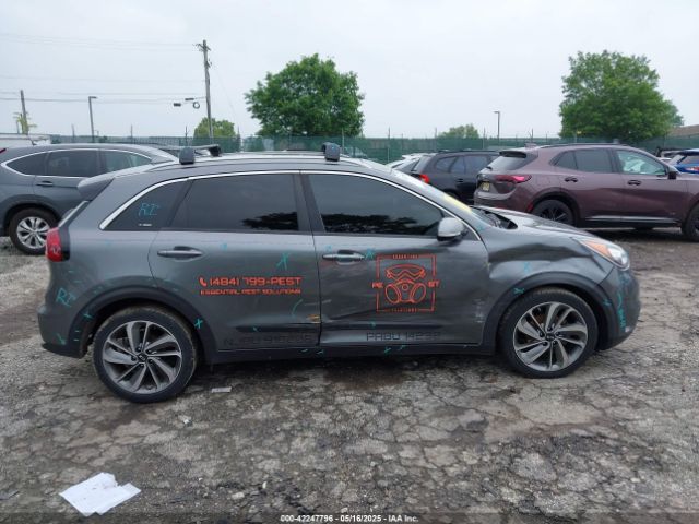 KNDCE3LC6H5081574 KIA Niro Touring