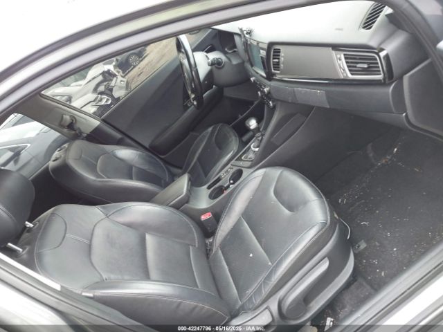 KNDCE3LC6H5081574 KIA Niro Touring