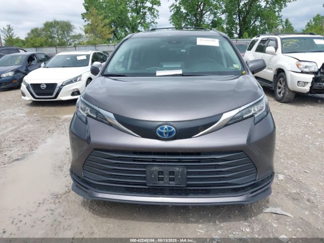 5TDBSKFC8NS062850 Toyota SIENNA LE