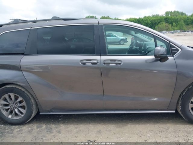 5TDBSKFC8NS062850 Toyota SIENNA LE