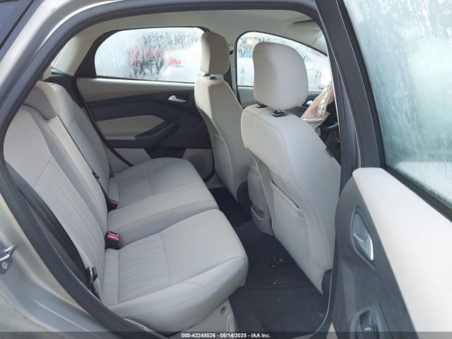 1FADP3K26FL227624 Ford FOCUS SE