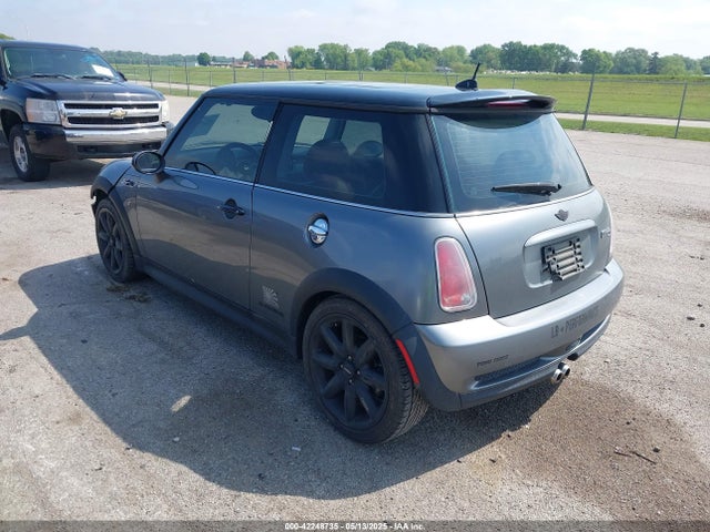 2006 MINI COOPER S WMWRE33556TL16256 Photo 2