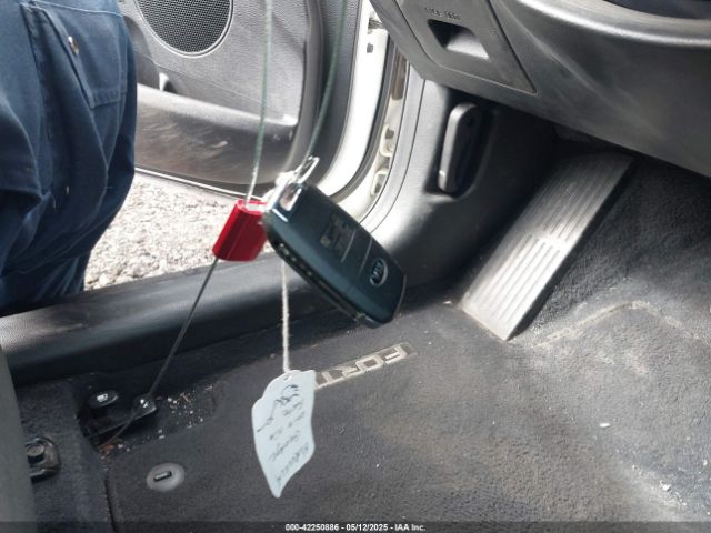 3KPFK4A7XJE170222 KIA FORTE LX