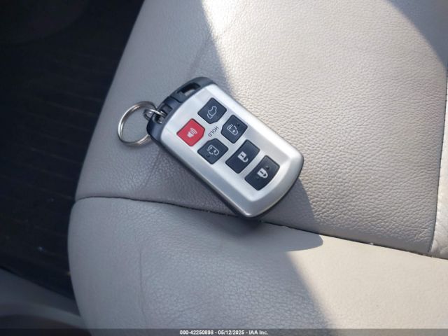 5TDYZ3DC2JS926543 Toyota Sienna Xle 8 Passenger