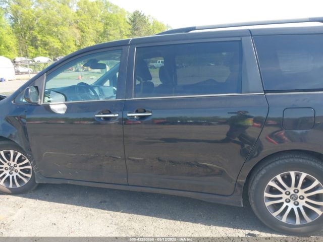 5TDYZ3DC2JS926543 Toyota Sienna Xle 8 Passenger