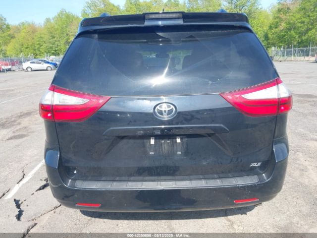 5TDYZ3DC2JS926543 Toyota Sienna Xle 8 Passenger