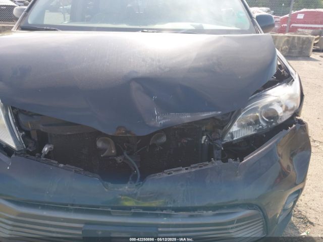 5TDYZ3DC2JS926543 Toyota Sienna Xle 8 Passenger