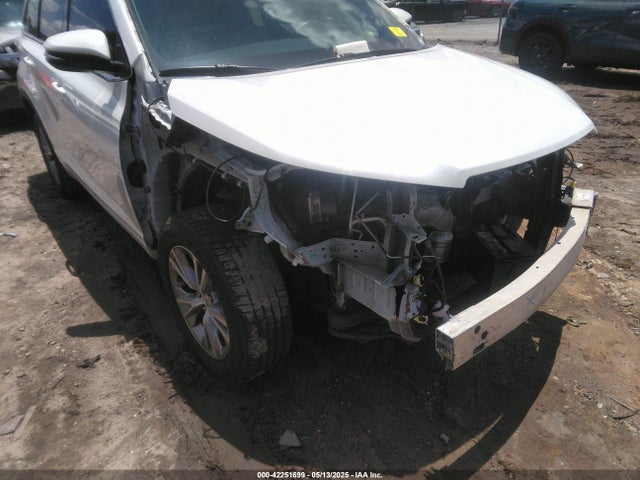 5TDZKRFH4FS040865 Toyota Highlander Le Plus V6