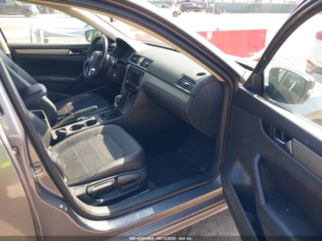 1VWBT7A31FC023874 Volkswagen Passat 1.8t Se