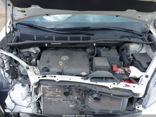 5TDYZ3DC4HS815406 Toyota Sienna Xle 8 Passenger