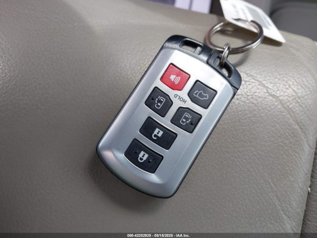 5TDYZ3DC4HS815406 Toyota Sienna Xle 8 Passenger