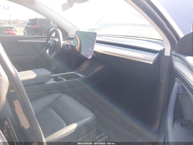 2025 TESLA MODEL Y 7SAYGDEDXSF226619 Photo 4