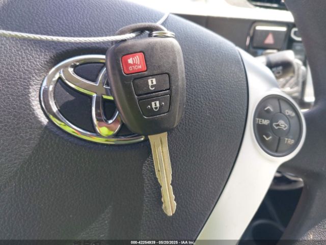 JTDKDTB32G1127732 Toyota Prius C One
