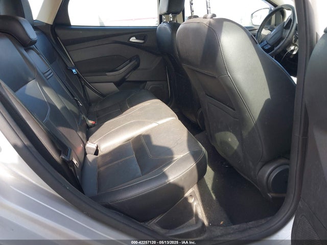 1FADP3K28FL318328 Ford FOCUS SE