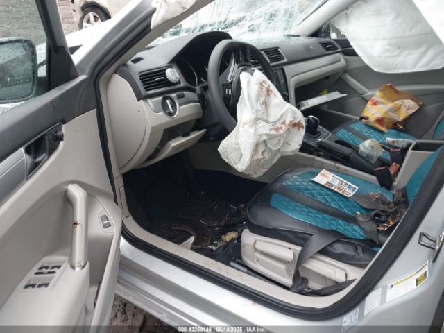 1VWAT7A34HC043468 Volkswagen Passat 1.8t S
