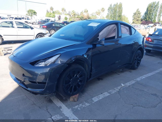 Tesla Model Y 2024 7SAYGDEE2RF005762 Image 2