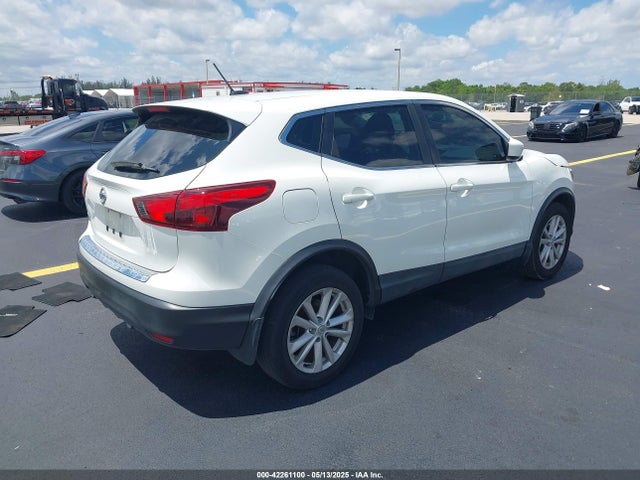 JN1BJ1CP8JW103897 Nissan Rogue Sport S