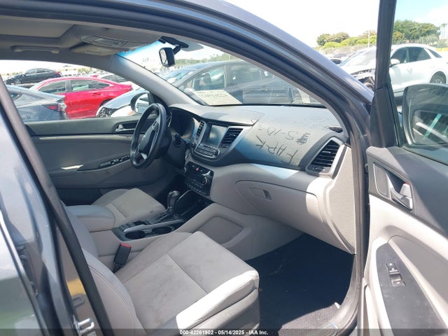 KM8J33A2XJU686471 Hyundai Tucson Value