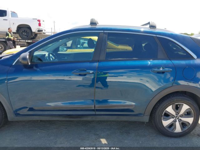 KNDCB3LC8H5058905 KIA NIRO LX