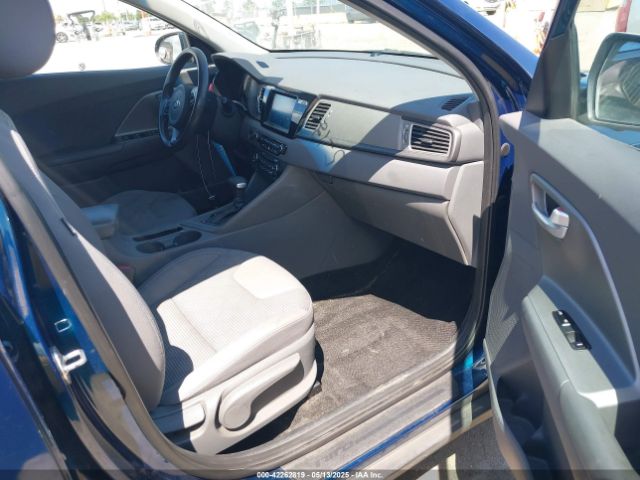 KNDCB3LC8H5058905 KIA NIRO LX