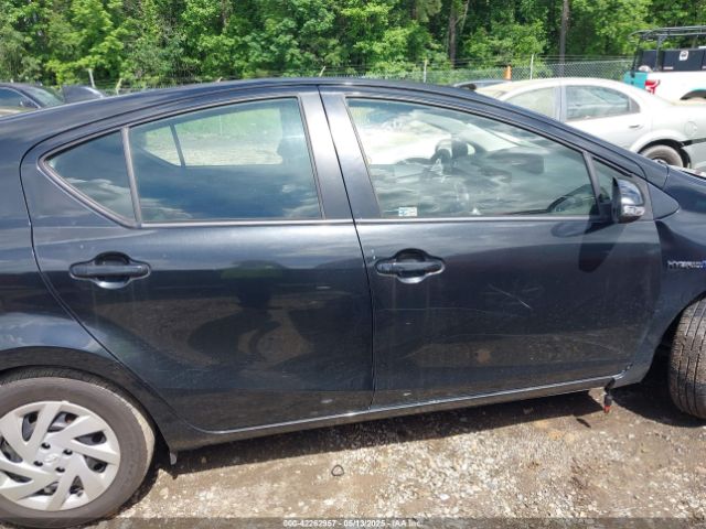JTDKDTB32F1582661 Toyota Prius C Two