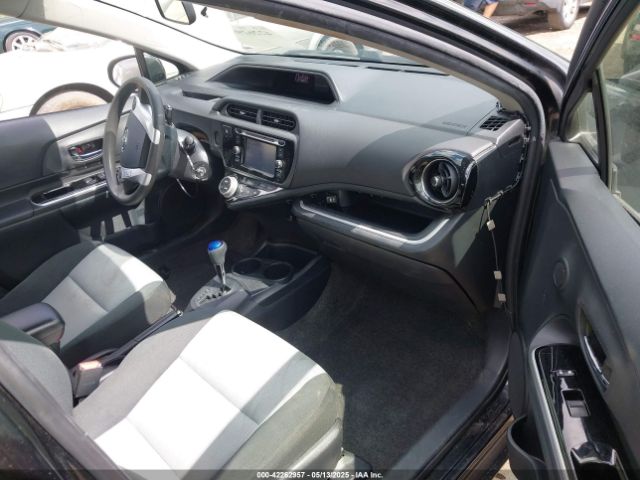 JTDKDTB32F1582661 Toyota Prius C Two