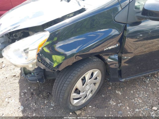 JTDKDTB32F1582661 Toyota Prius C Two