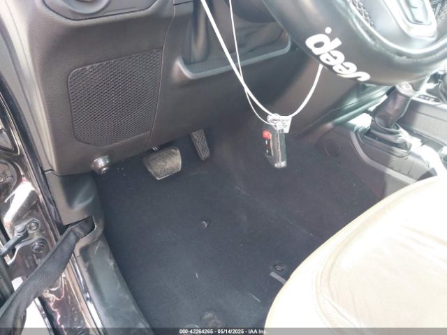 1C4HJXEG4JW237670 Jeep Wrangler Unlimited Sahara 4x4