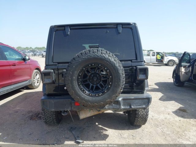 1C4HJXEG4JW237670 Jeep Wrangler Unlimited Sahara 4x4